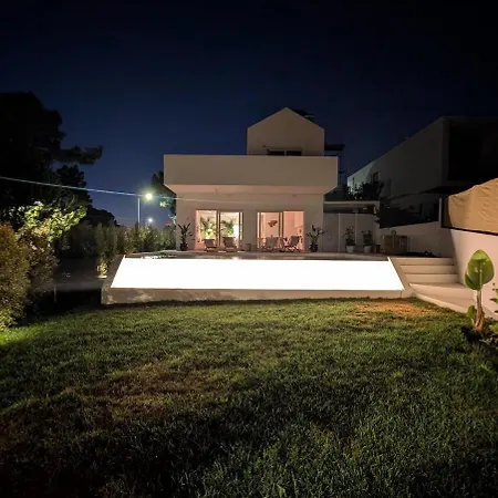 Lagoa Pool House Villa